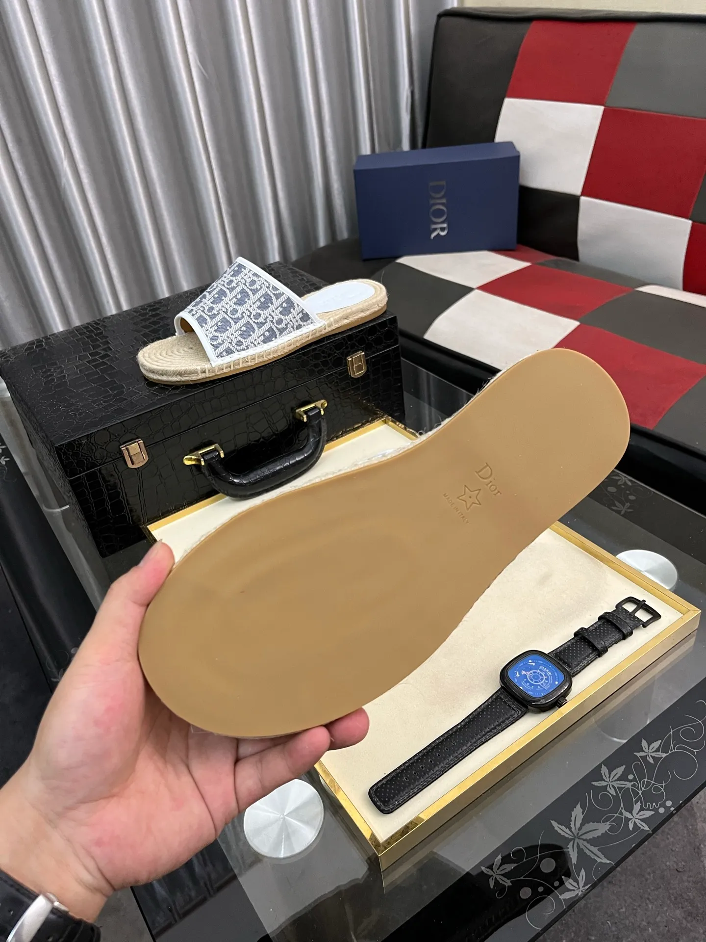 Men's shoes💰320⌚️⌚️DIOR Dior slippers New slippers are on sale simultaneously. Original materials imported from Italy. Fully imported sheepskin lining, sole: original sole provided by the original factory, exclusive movable molded sole, super comfortable, original factory follow-up goods, 🔍🔍high quality, can be entered and exited the counter at will, code number: 38-442️⃣colors available